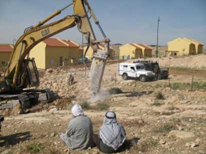 La construction d’une route réservée aux Israéliens menace les habitations des villageois  d’Umm al Kher-al Faqir